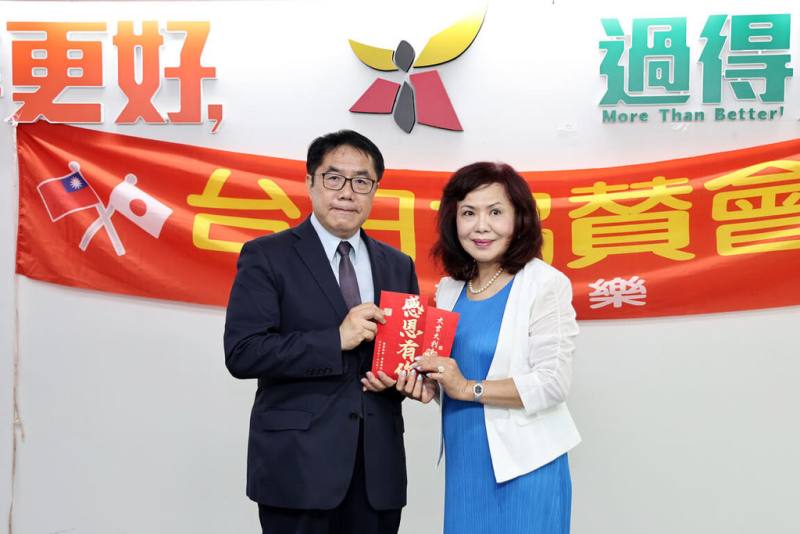 台日協賛會會長吳秀鸞（右）13日率訪問團前往台南市政府拜會，捐款協助丹娜絲風災後重建工作，由市長黃偉哲（左）代表接受。（台南市政府提供）