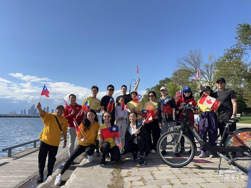 雙十國慶單車之旅騎乘路線Martin Goodman Trail沿途風光明媚，在沿途知名景點多倫多湖濱公園合照