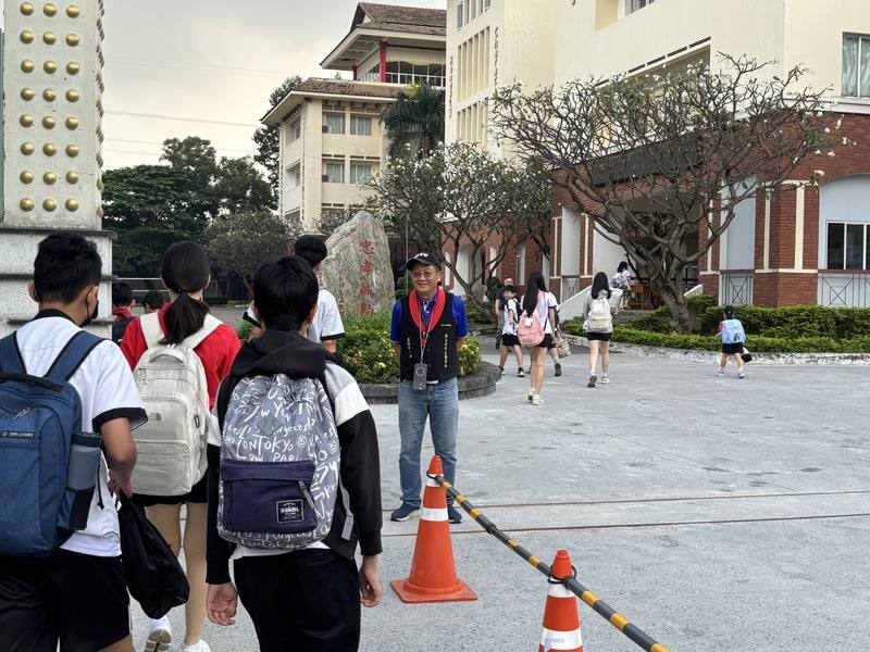 每天一早，胡志明市台灣學校校長莫恒中都會在校門口迎接學生，把握和學生、家長交流的時間。胡台校有20多輛校車，最遠車程2個半小時。加上隔壁的韓國、日本學校，早晨馬路校車一輛接一輛