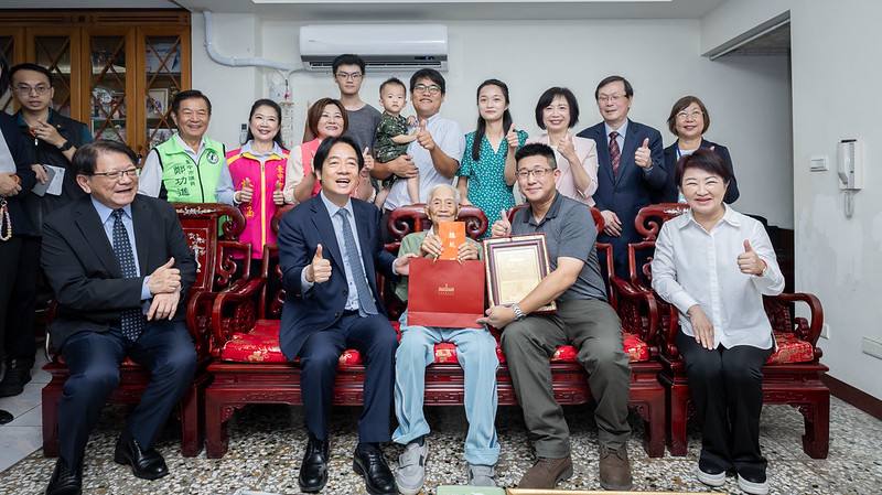 總統探望百歲人瑞洪陳活森先生