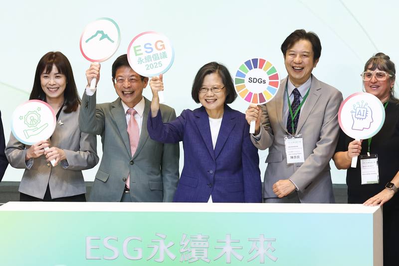 前總統蔡英文（中）14日出席玉山金控ESG永續倡議行動記者會，蔡英文表示未來的世界充滿了變動和不確定，但她相信，只要繼續堅持在ESG（環境保護、社會責任、公司治理）的路徑上，以永續為信念，以行動為語言，台灣就能夠持續為世界的繁榮與共好貢獻力量。圖左2為玉山金控及玉山銀行董事長黃男州