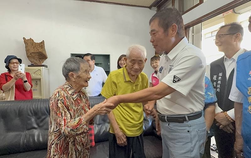 苗栗縣長鍾東錦（右）14日慰訪縣內唯一百歲人瑞夫妻檔鍾新龍、鍾林玉英，其中百歲婆鍾林玉英（前左）和鍾東錦已故母親同名，令他感到格外親切