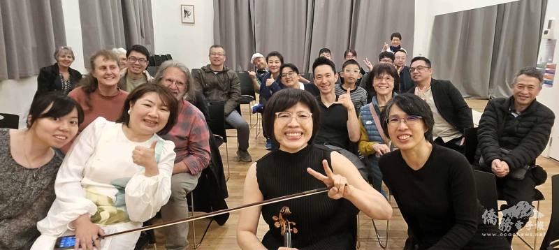 (左起)僑務秘書王詩婷、駐奧克蘭辦事處處長陳詠韶、小提琴家林佳霖以及旅紐鋼琴家劉雅亭合影