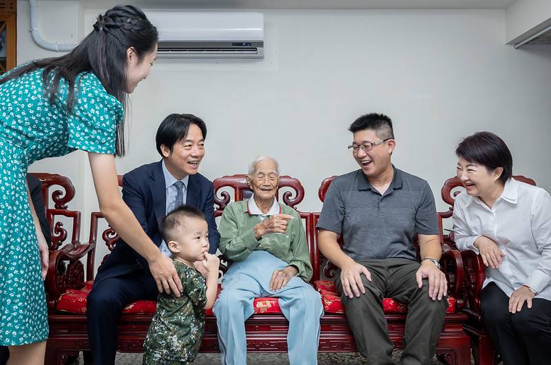 總統與家屬親切話家常，現場氣氛溫馨熱絡