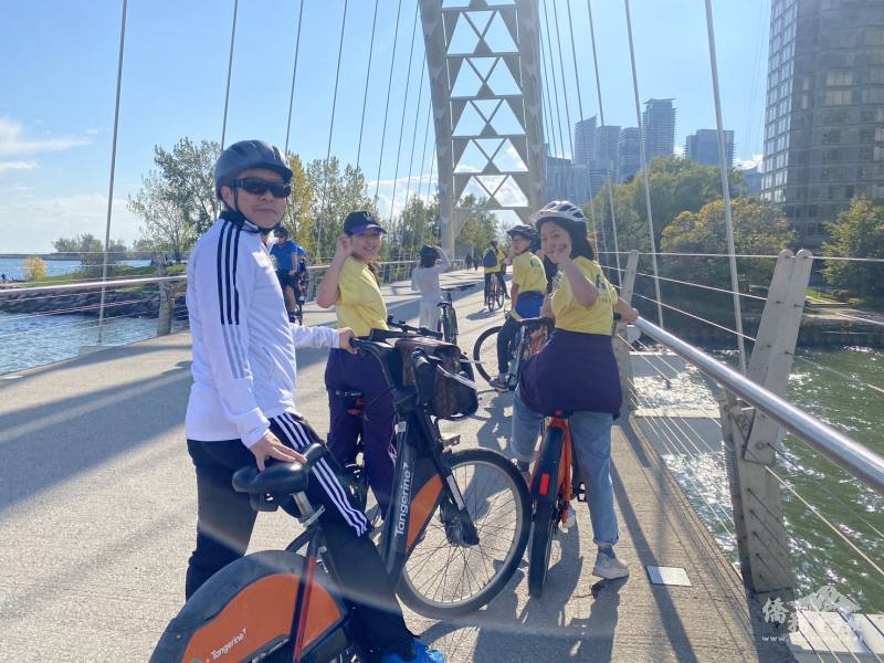 多倫多文教中心主任藍柏青共襄盛舉雙十國慶單車之旅，與FASCA學員一同騎完全程路線