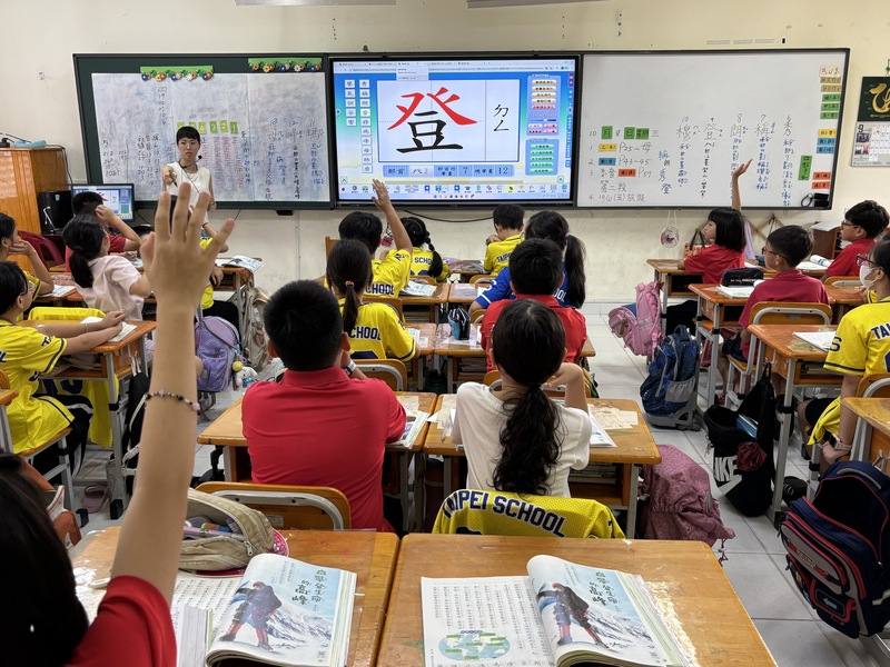 越南胡志明市台灣學校課程、師資、教材皆與台灣同步，彷彿置身台灣，幾年前也引進電子互動白板，方便又環保。老師正在台上帶著孩童一筆一畫書寫正體國字與注音