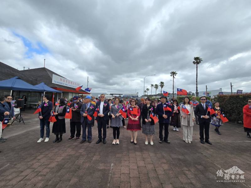 全場僑胞齊唱國歌