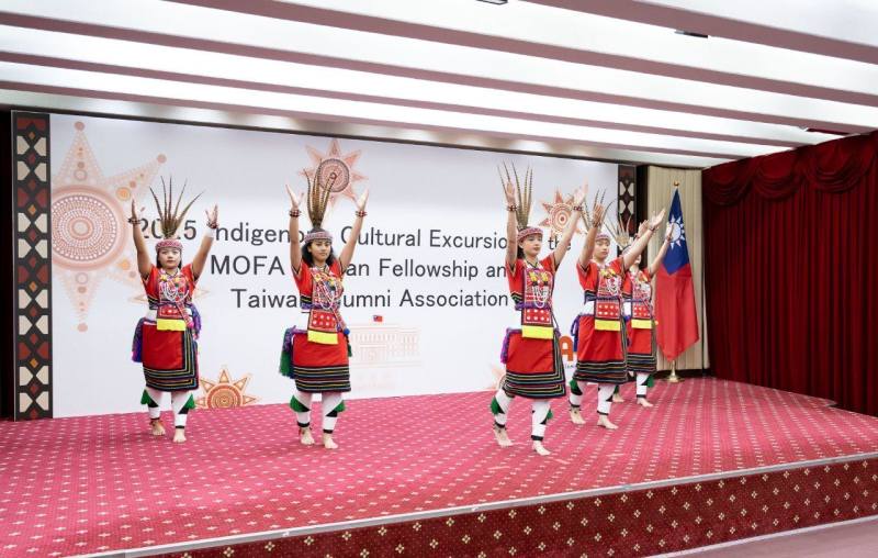 太巴塱天藝文化藝術團開場舞蹈表演