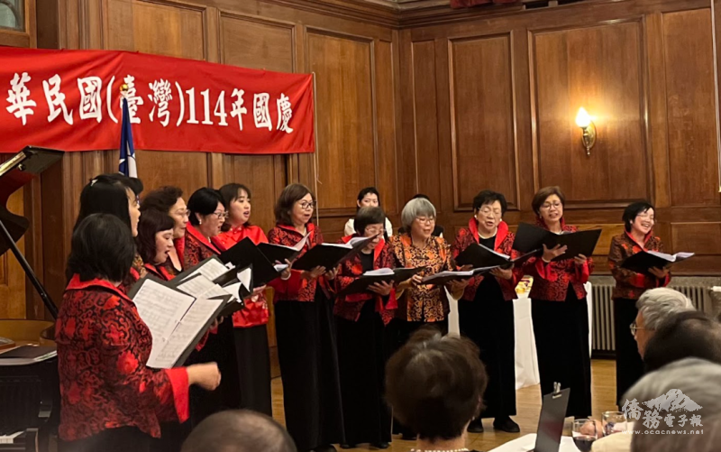 今年成立 40 週年的「華韻合唱團」演出多首改編自日語、華語流行及西洋古典的合唱作品，包括〈天空之城〉、〈這世界那麼多人〉、〈吉卜賽之歌〉等