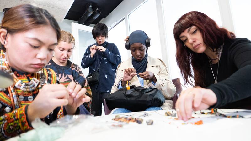 排灣族佳興部落於10月1日在巴黎東語舉行「琉璃珠項鍊串珠工作坊」。即使語言不通，現場氣氛依舊熱絡。不少人特地從校外前來，並不僅限東語學生，無論膚色，琉璃珠正在巴黎寫下新故事