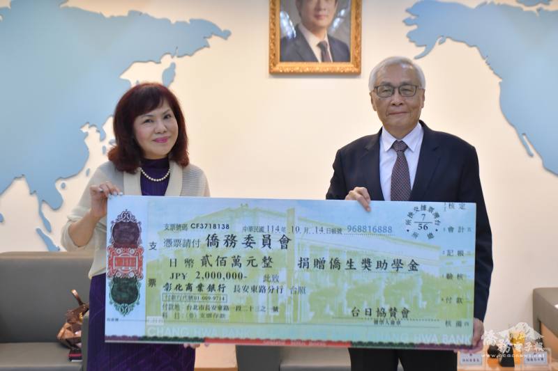 張良民代表僑委會受贈僑生獎學金