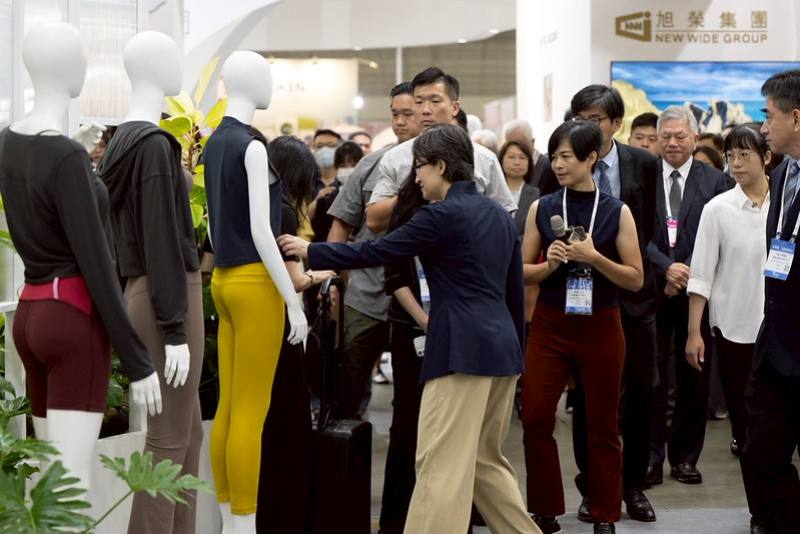 副總統在紡拓會郭董事長等人陪同下參觀展區攤位