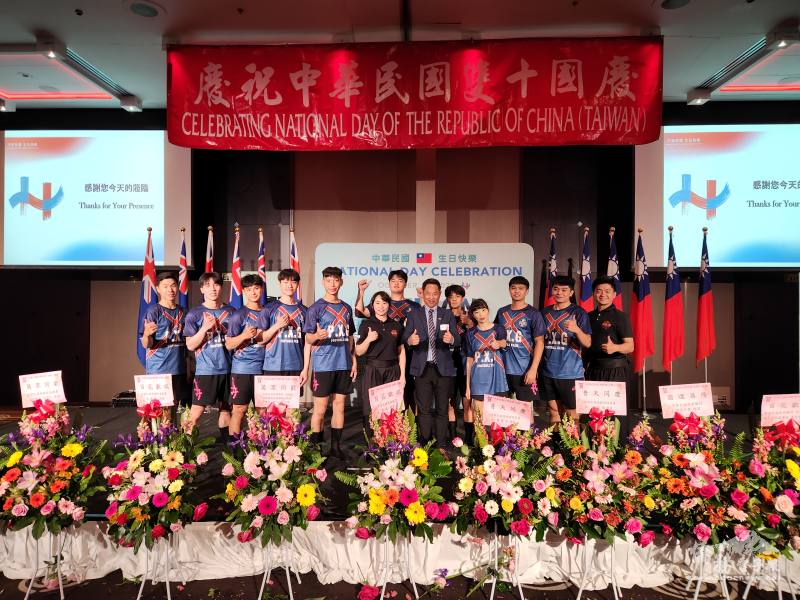 國立體育大學總務處長王翔星博士率領的國立體育大學舞龍隊