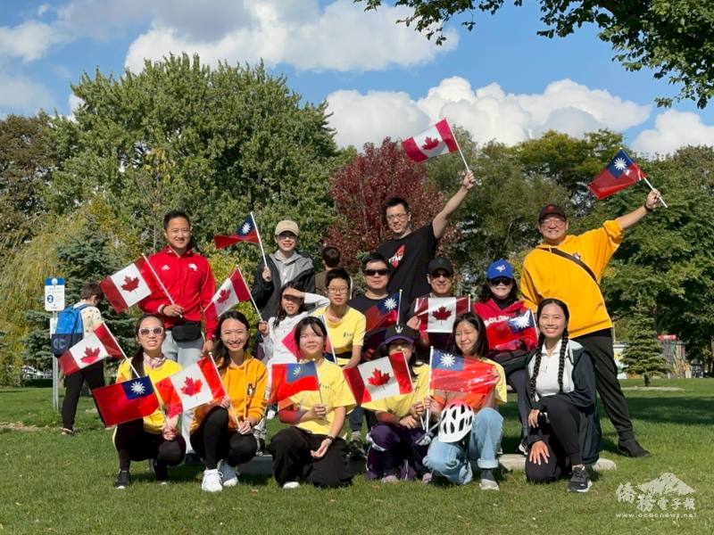多倫多青創會及FASCA學員以單車之旅慶祝雙十國慶，在騎乘路線Marilyn bell park合影