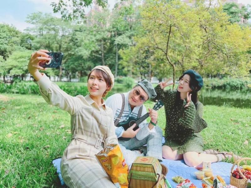 高雄市政府觀光局主辦的「鳳山復古野餐日」18日將在大東濕地公園展開，結合在地美食、音樂演出與職人創作，打造充滿復古情懷的野餐氛圍。（高雄市觀光局提供）