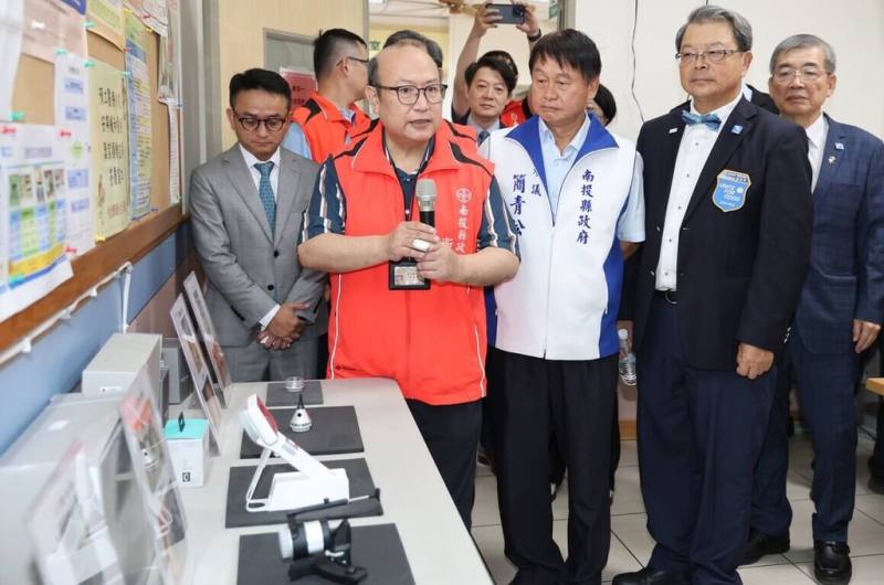 國際扶輪3461地區台中東北扶輪社以新台幣130萬元捐贈遠距醫療設備，南投縣衛生局14日在魚池鄉衛生所舉行「南投縣魚池鄉與中寮鄉偏鄉地區醫療照護提升及疾病預防計畫」捐贈暨揭牌典禮。（南投縣政府提供）