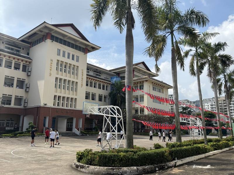 越南胡志明市台灣學校為政府與商界合作開設、從幼兒園到高中的完全學校，共51班，約1300多位學生，校園國旗飄揚。下課時間，幾座籃球場與排球場總充滿學生身影