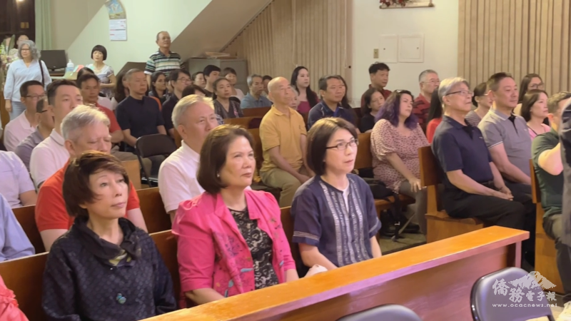 駐東方市總領事陳慧芬(左)與東方市僑領等代表出席見證