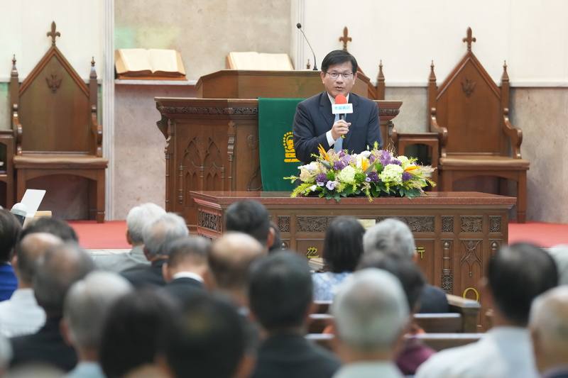 前駐韓代表、資深外交官林尊賢14日在台北舉辦新書發表會。外交部長林佳龍（後）致詞表示，這本書記錄台灣、中華民國半世紀的奮鬥史，也呈現台灣主體性，只有台灣內部逐漸建立民主與本土意識，台灣在國際上才有真正的立足之地