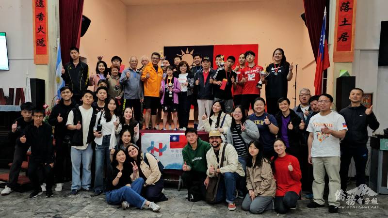 選手、裁判及來賓於頒獎典禮後合影留念