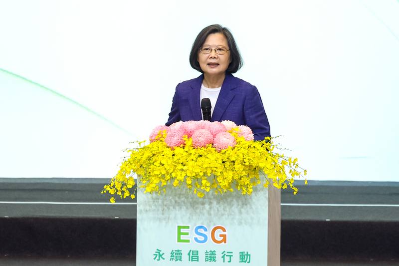 玉山金控14日在玉山銀行希望大樓舉辦「2025玉山ESG永續倡議行動」記者會，前總統蔡英文（圖）出席致詞說，未來的世界充滿了變動和不確定，但她相信，只要繼續堅持在ESG（環境保護、社會責任、公司治理）的路徑上，以永續為信念，以行動為語言，台灣就能夠持續為世界的繁榮與共好貢獻力量