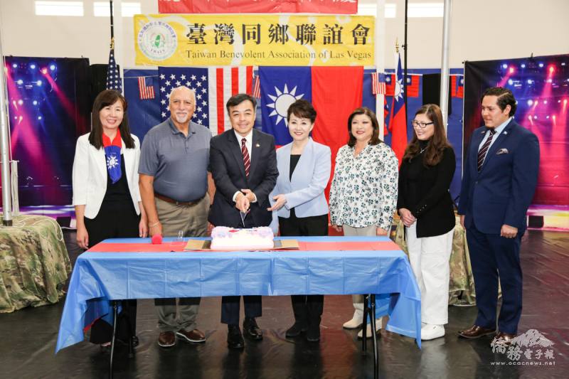 伍志翔(中)與台聯會會長張曉琴(中右)莊雅淑及主流貴賓於雙十國慶活動合影