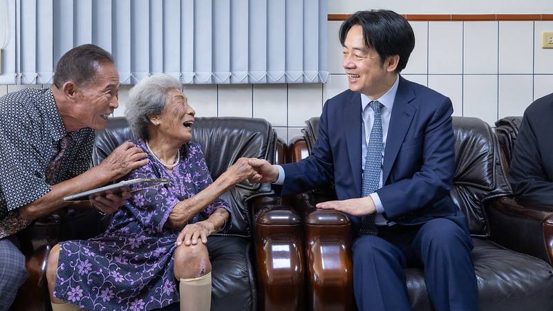 賴清德總統14日上午前往臺中探望百歲人瑞洪李英嬌女士