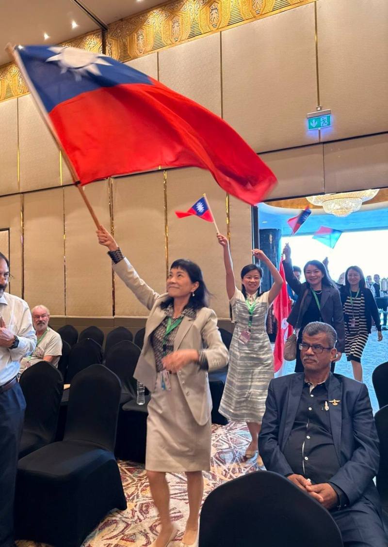 台灣女醫師協會成員手持中華民國國旗於「第33屆國際女醫師協會世界大會」開幕式進場