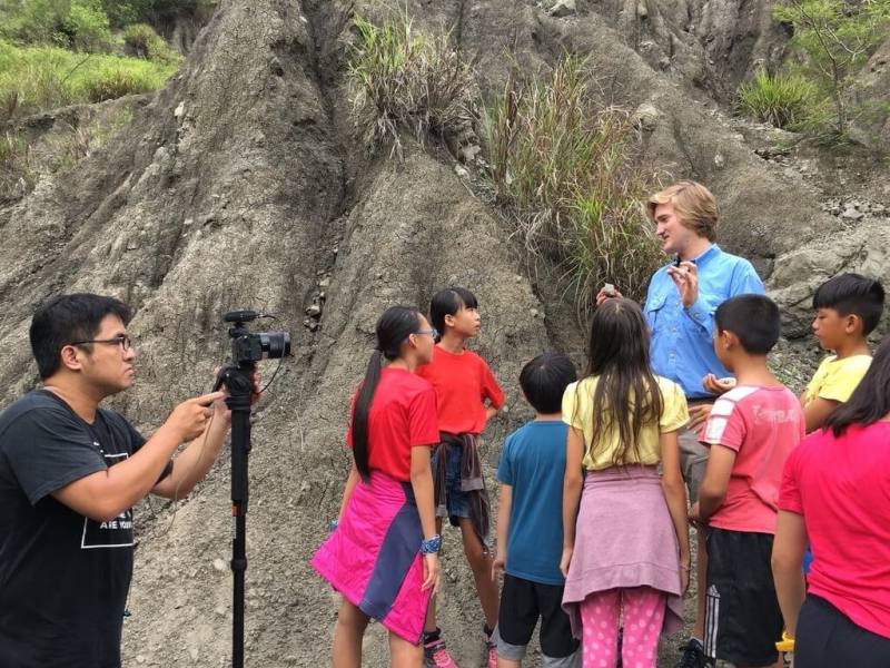 美國環境教育工作者柯澗敏曾在台灣教英文，帶學生去看利吉惡地。（柯澗敏提供）