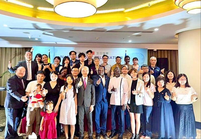 羅大使與烏干達國會議員Biyika Lawrence Songa、烏干達國會議員Martin Mapenduzi Ojara，以及與會台商（僑）及眷屬合影。