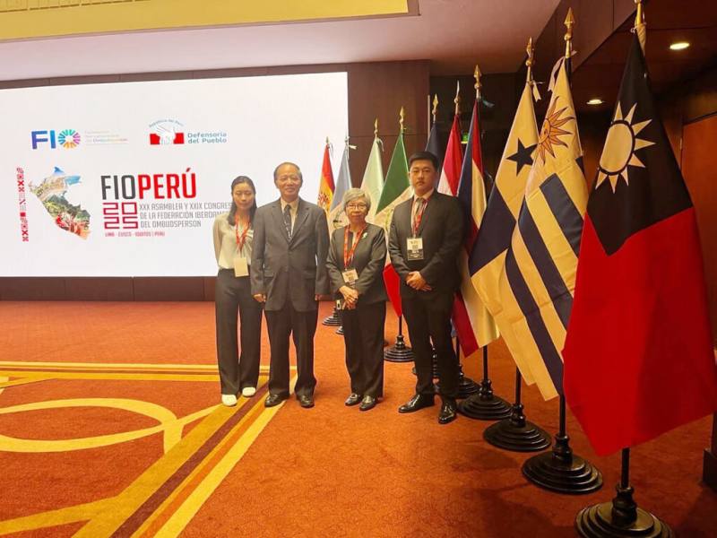 監察院監察委員林文程（左2）與蘇麗瓊（右2）10月10日至11日代表台灣，出席伊比利美洲監察使聯盟（FIO）秘魯年會。這是台灣首度以區域外正式會員身分，參與FIO年會。（駐秘魯代表處提供）