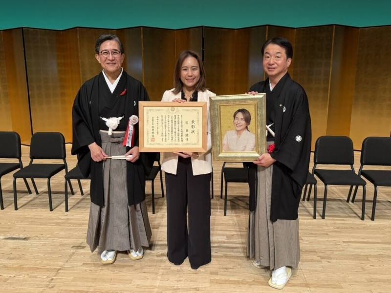 前台南市觀光旅遊局長郭貞慧（中）15日獲得京都市政府頒發「國際交流推進特別表彰」，由京都市長松井孝治（左）親自頒發。京都市議會日台親善議員連盟會長寺田一博（右）致贈西陣織師傅製作的肖像禮物。（郭貞慧提供）