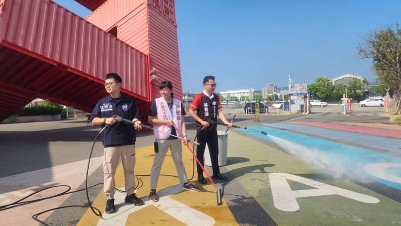 2025高雄同志大遊行首度移師鳳山，籌備單位15日上午邀政府機關、性別友善民代一同清潔駁二彩虹地景，無黨籍高雄市議員張博洋（左）、高雄同志大遊行總召Cony（中）、民進黨高雄市議員林智鴻（右）到場參與，以實際行動表態支持性別平權。