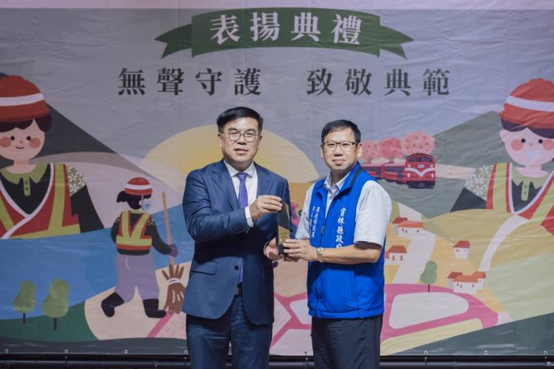 環境部彭啓明部長致贈職安績優機關獎座