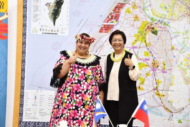 馬紹爾群島共和國駐台大使卡蒂爾（Anjanette Kattil）（左）15日拜會彰化縣長王惠美（右），雙方期盼未來有更多交流機會。（彰化縣政府提供）