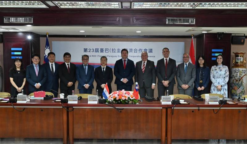 第23屆臺巴(拉圭)經濟合作會議圓滿完成，雙方會後合照