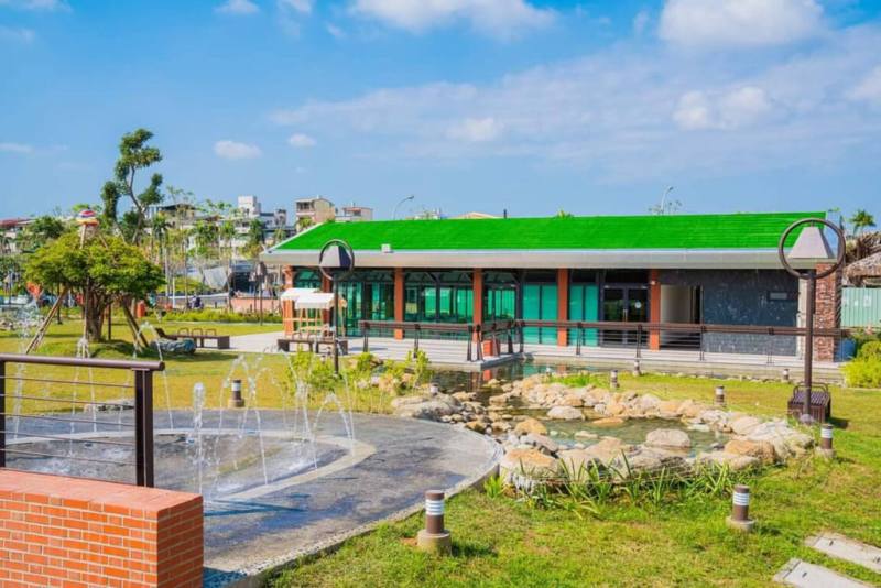 屏東書院園區K書中心旁附屬空間原承租業者4月退場，自此閒置。屏東縣政府將月租金調降新台幣1萬元，盼吸引優質品牌及青創團體進駐。（屏東縣民政處提供）