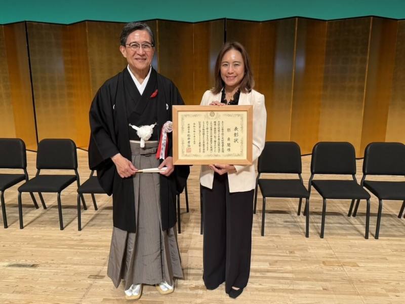 長年致力促進台南與日本京都市的友好往來，前台南市觀光旅遊局長郭貞慧（右）獲得京都市政府頒發「國際交流推進特別表彰」，以表彰她10多年來推動兩市各項交流，由京都市長松井孝治（左）親自頒獎。（郭貞慧提供）