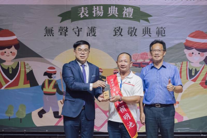 環境部彭啓明部長致贈模範隊員獎座