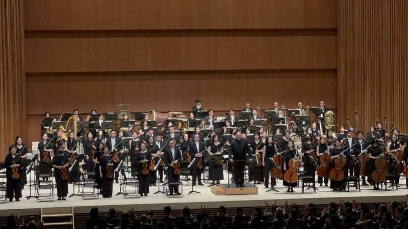 由桂冠指揮殷巴爾（Eliahu Inbal）親自率團，台北市立交響樂團亞洲巡演第1站日本已順利落幕，17日起樂團將前往韓國，在富川藝術中心音樂廳及統營音樂廳演出，展現「殷巴爾之聲」，與韓國樂迷分享。（北市交提供）