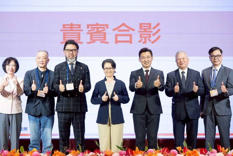 副總統和出席人員合影