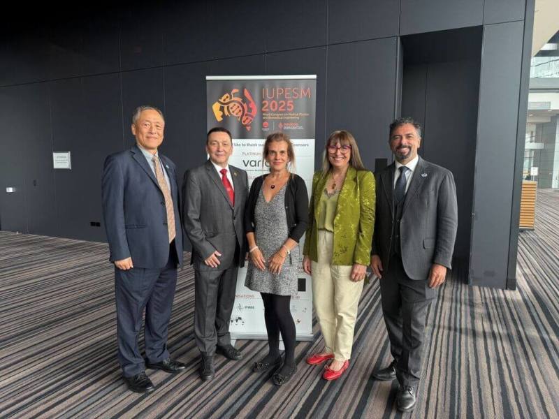 中原大學電機工程系終身特聘教授林康平（左1）接任國際生物醫學工程聯盟理事長，成為台灣首名擔任此職務的學者。（中原提供）