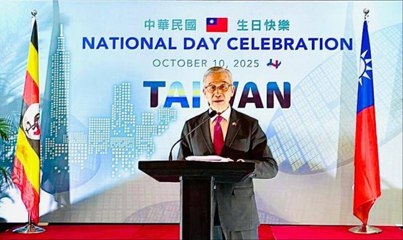 羅大使震華主持國慶慶祝會。