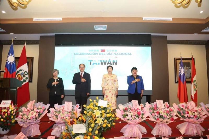 監察院監察委員林文程（左2）與蘇麗瓊（左1）10月10日至11日出席伊比利美洲監察使聯盟（FIO）秘魯年會，在祕魯期間並與駐秘魯代表張幼慈（右2）共同主持慶祝114年國慶酒會。（駐秘魯代表處提供）