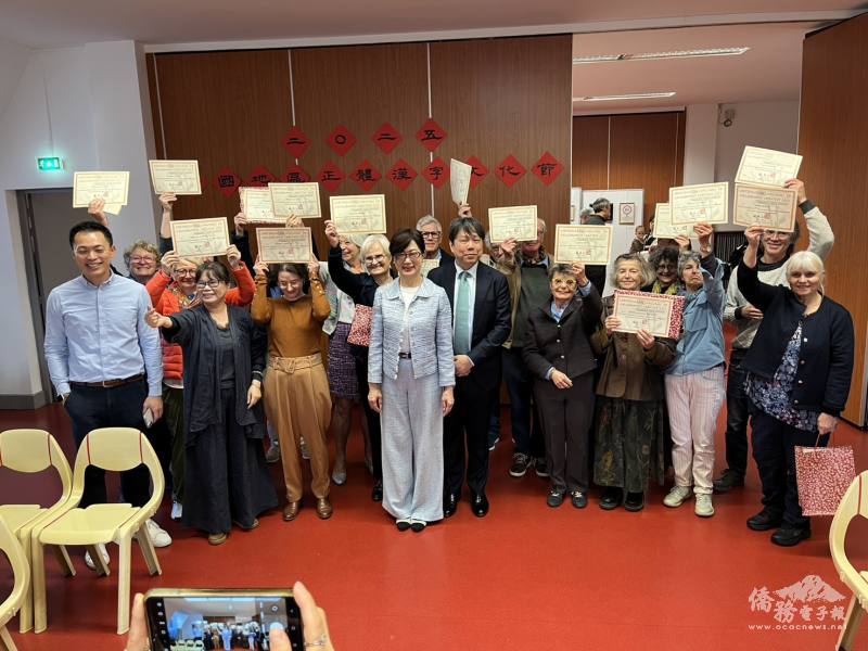 駐法國代表處大使郝培芝頒獎予「盧昂地區正體漢字文化節」書法比賽得獎者