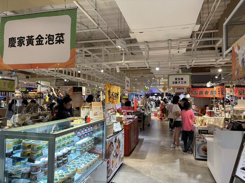 台南市政府14日起至20日在高雄漢神巨蛋購物廣場推出台南美食文化節，匯集25家台南在地特色物產、道地美食和伴手禮，歡迎民眾走訪選購，體驗台南美食魅力。