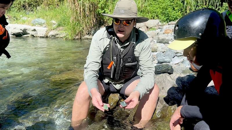 美國環境教育YouTuber柯澗敏（中）希望透過戶外課程、以石頭為課本，讓花蓮小孩為家鄉的獨特地景感到驕傲。