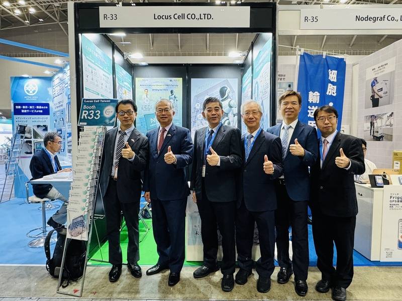 2025日本生技大展近日於橫濱舉行，台灣廠商赴日推廣再生醫療，左起駐日代表處科技組組長吳嘉文、駐日副代表蔡明耀、樂迦董事長邱俊榮、三顧集團顧問羅坤燦、樂迦執行長張裕享、樂迦技術長兼日本子公司社長劉恆宇。