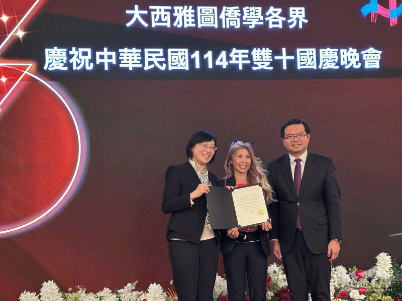 西雅圖市長代表Cindy Wong代表西雅圖市長Bruce Harrell特別頒發「中華民國國慶日」文告，並宣布10月10日為「中華民國臺灣日」