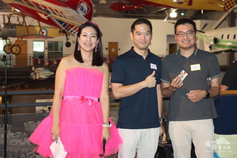 移民律師陳威宇（中）與醫師凌瑋澤(右）贈獎